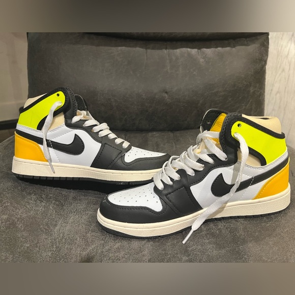 Jordan 1 Retro High Top Sneaker Lime Yellow Black White - Picture 5 of 7